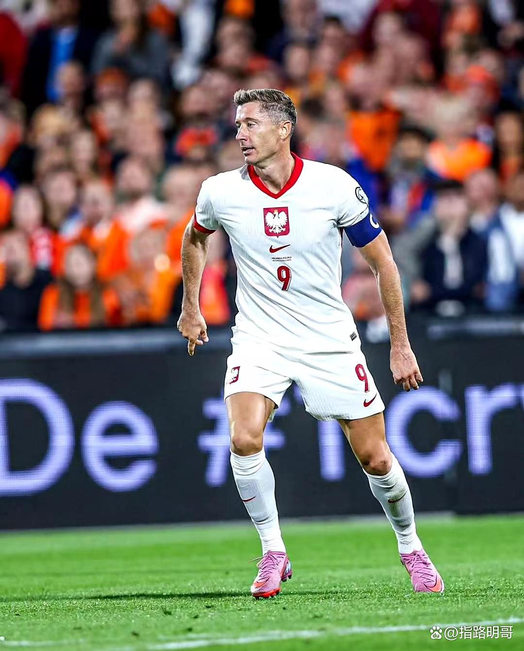 亚博体育-包含莱万多夫斯基在曼联比赛中赛况扑朔迷离，惊险取胜引发热议！的词条